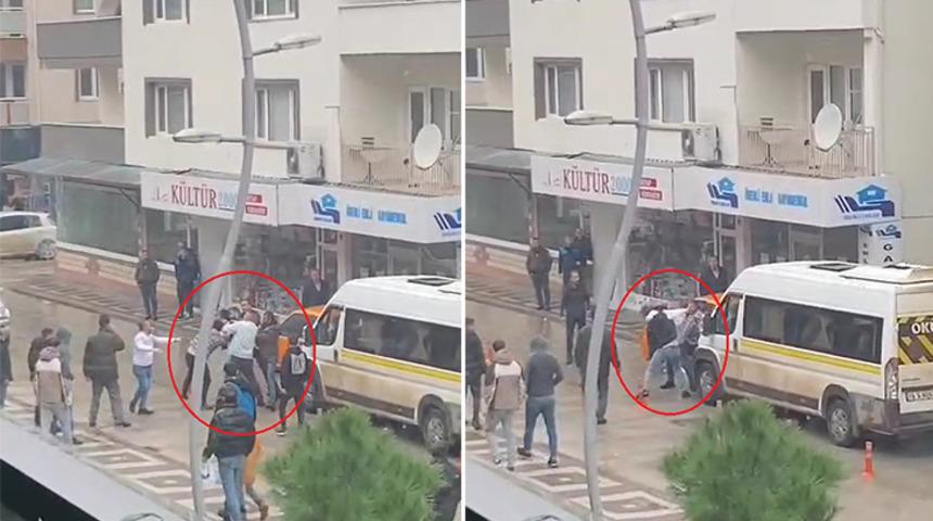 Sürücülerin yol vermeme kavgası tartışmaya döndü! Tekme, yumruk ve sopalar havada uçuştu