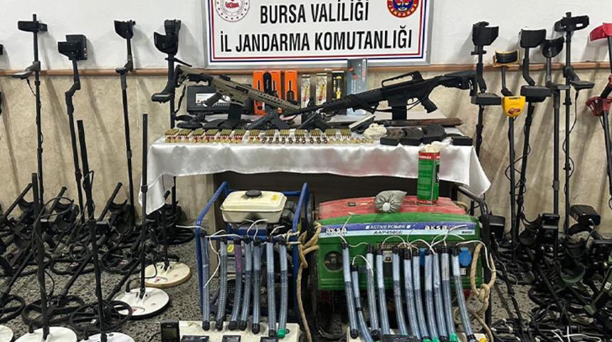 Aile boyu kaçakçılık! Dede, baba ve torun tarihi eserlerle yakalandı