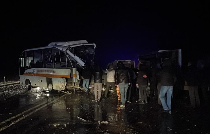  Eskişehir'de belediye otobüsü, midibüsü ve karavan çarpıştı! Çok sayıda yaralı var