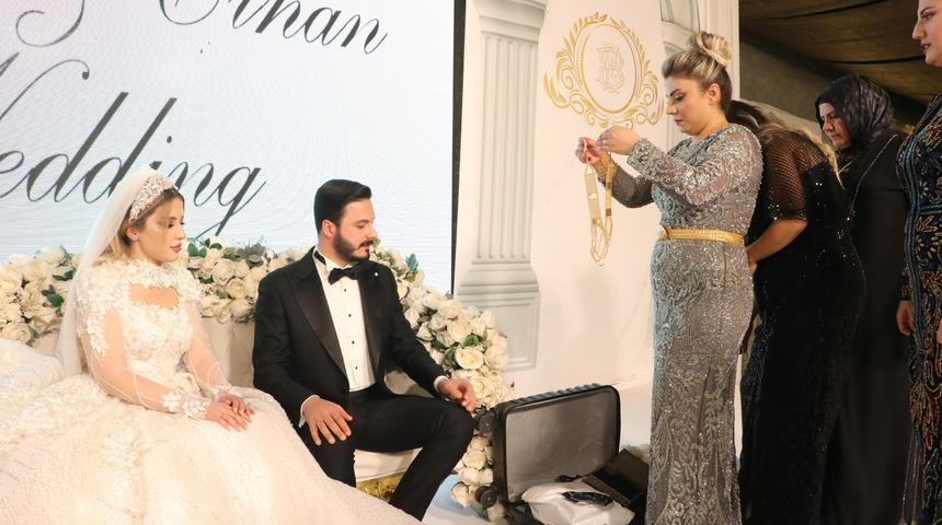 Yok böyle düğün! Geline bir valiz dolusu altın takıldı, deste deste dolarlar havada uçuştu