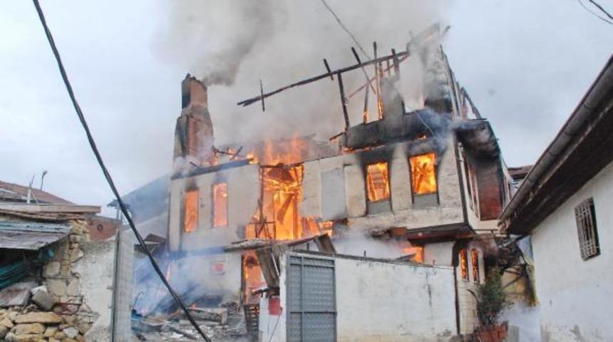 Kastamonu&rsquo;da tarihi konak ve yanındaki ev yandı