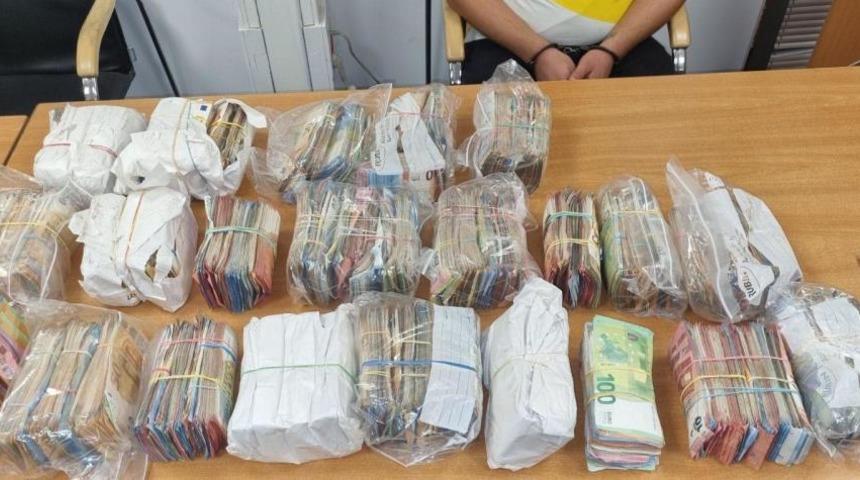 Deste deste euro ve sterlin... Sınır kapısında ele geçirilen para miktarı dudak uçuklattı