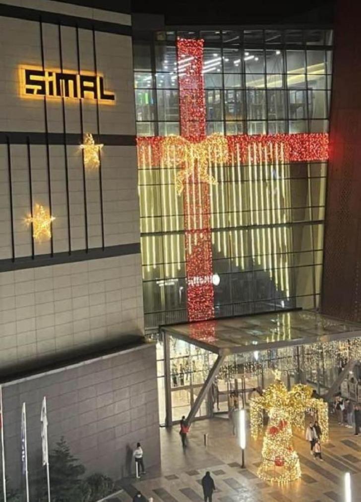 Rize'deki AVM'nin yılbaşı süslemesi olay olmuştu! Haç işareti benzetmesine 'fiyonk' çözümü G2