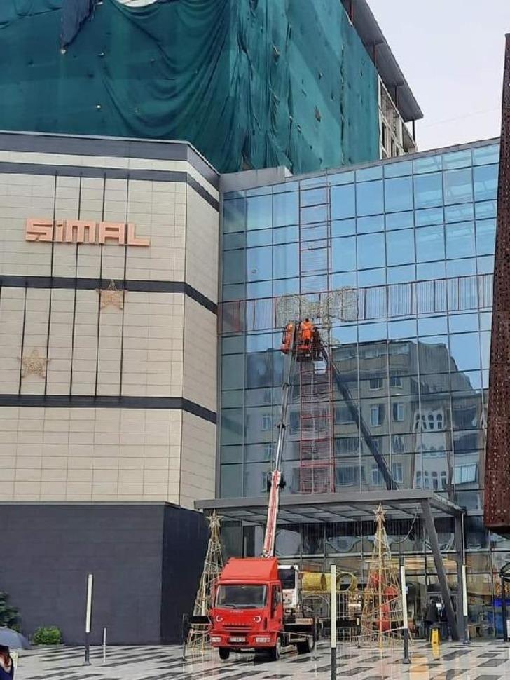 Rize'deki AVM'nin yılbaşı süslemesi olay olmuştu! Haç işareti benzetmesine 'fiyonk' çözümü G3