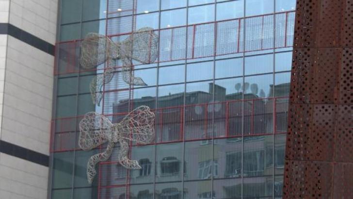 Rize'deki AVM'nin yılbaşı süslemesi olay olmuştu! Haç işareti benzetmesine 'fiyonk' çözümü G4