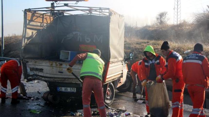 Otomobil, Karayolları'nın kamyonetine çarptı: 5 yaralı