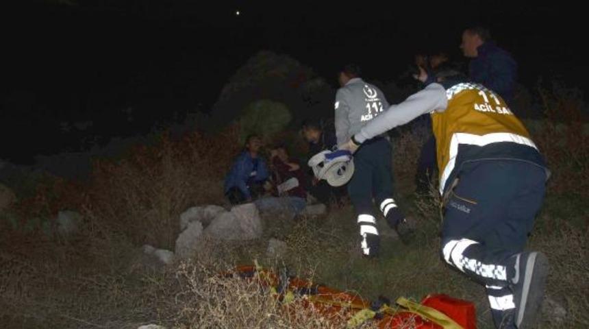 Kayalıklara yuvarlanan alkollü kişi, yardıma gelen polislere taş attı