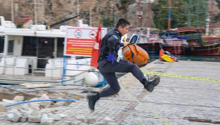 Yer: Antalya! Polisler ve sağlık görevlileri zamanla yarıştı! Giydiği mont hayatını kurtardı