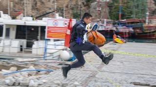 Yer: Antalya! Polisler ve sağlık görevlileri zamanla yarıştı! Giydiği mont hayatını kurtardı