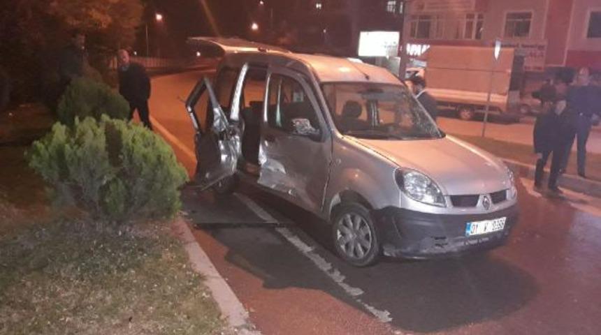 Otomobil kavşakta hafif ticari araca çarptı: 4 yaralı