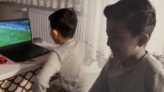 Tüm Türkiye Beşiktaşlı çocuğun gol sırasındaki ağlamasını konuşuyor! Baban yoksa sevincin bile yarım kalır...”