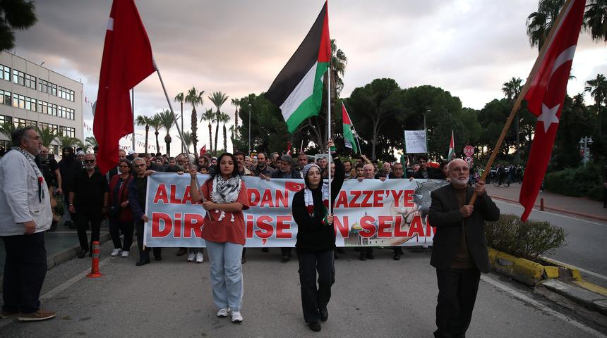 Alanya'da İsrail'in Gazze'ye yönelik saldırıları protesto edildi