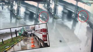 Akaryakıt istasyonunun tabelasına çarpan otomobilin sürücüsünün acı sonu!