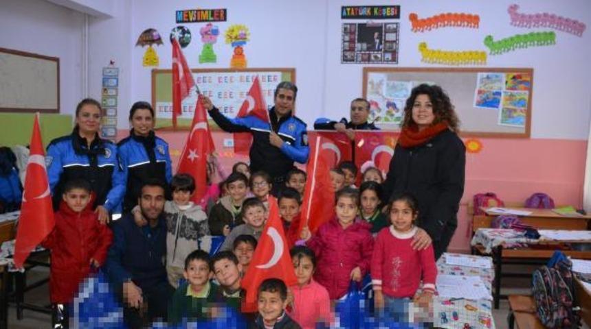 Van'da polisten 2 bin 312 öğrenciye kışlık giysi ve bot