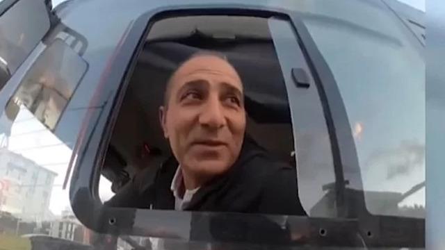 Otobüs şoförü ve motorcu arasında geçen diyalog izleyenlerin içini ısıttı!