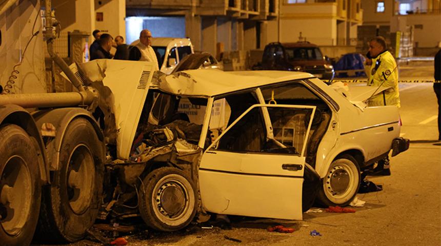 Feci kaza! Tıra arkadan çarpan otomobil tanınmaz hale geldi