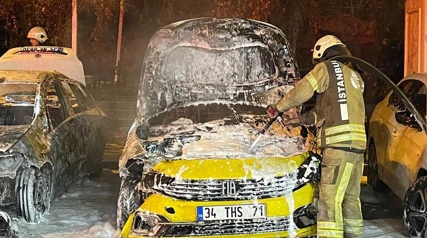 Fatih'te park halindeki 2 otomobil yandı