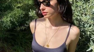 Hazar Ergüçlü'den 'çıplak' poz! Bir bakan bir daha baktı