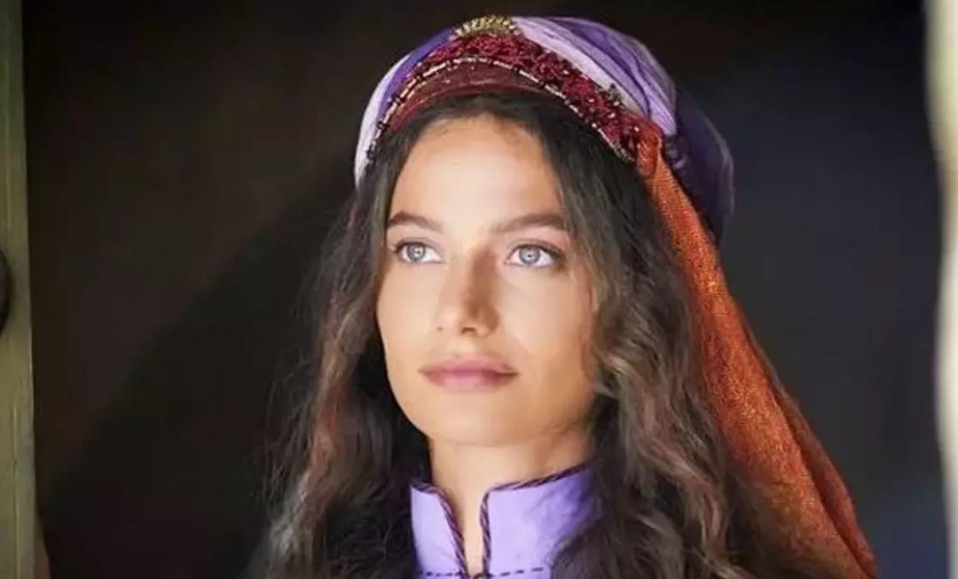 G&uuml;lcan Arslan davetin yıldızı oldu! Tarzıyla sosyal medyayı salladı