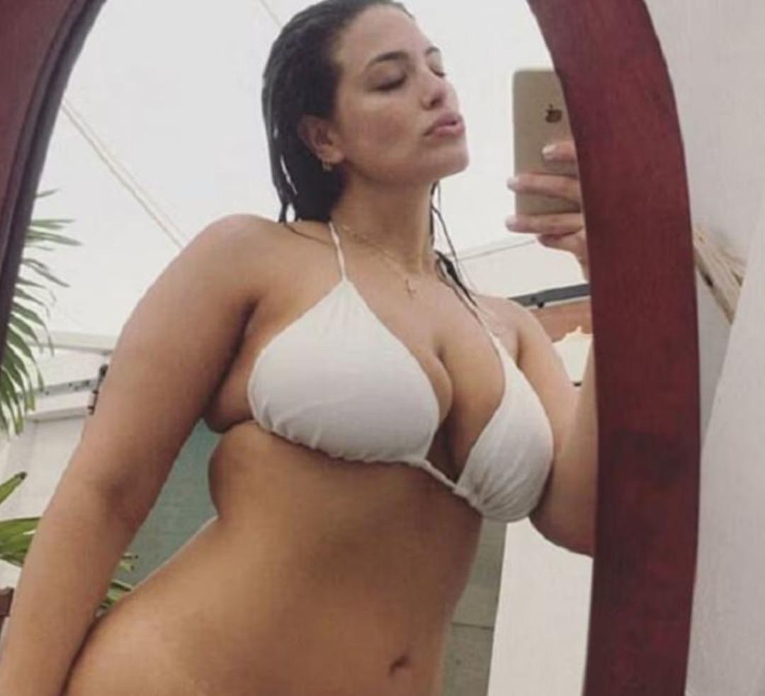 D&uuml;nyanın en seksi kadını se&ccedil;ilmişti! B&uuml;y&uuml;k beden model Ashley Graham g&ouml;ğ&uuml;slerini kapatmaya &ccedil;alıştı