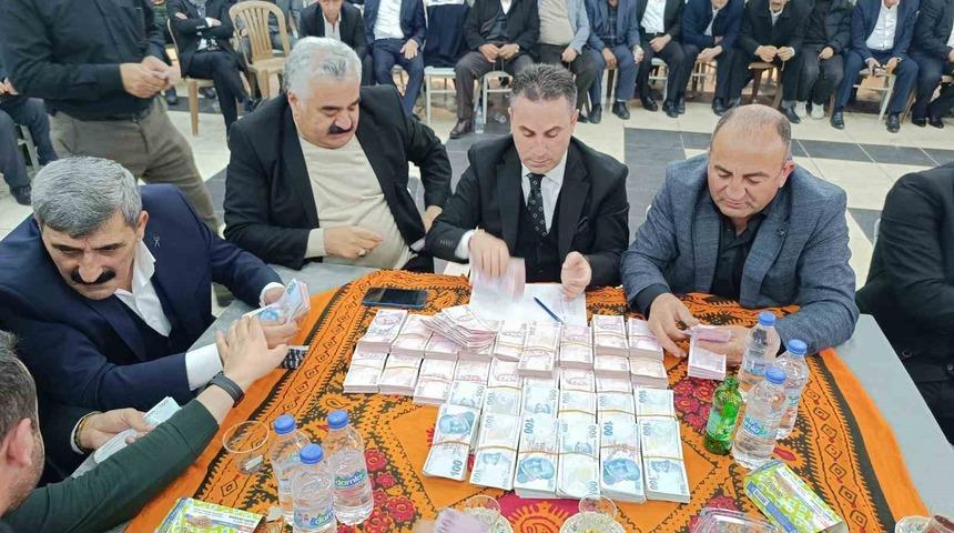 Yok böyle düğün! Geline kilolarca altın, damada milyonlarca lira takıldı