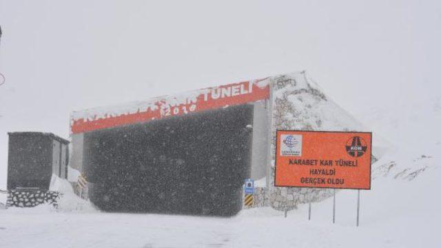 Van'ın Karabet Geçidi'nde kar çilesi