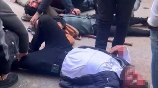 Akrabalar arasındaki kavga kanlı bitti! Sokak ortasında birbirlerine girdiler: Ölü ve yaralılar var