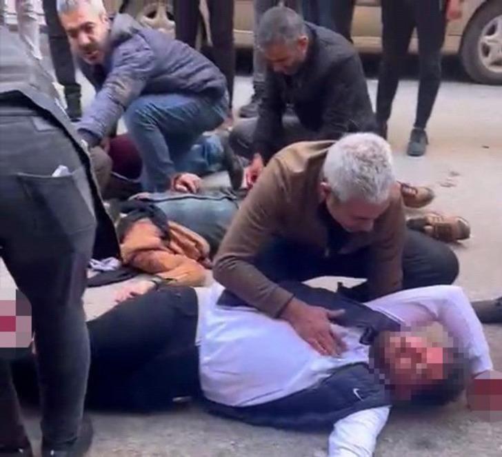 Akrabalar arasındaki kavga kanlı bitti! Sokak ortasında birbirlerine girdiler: Ölü ve yaralılar var G1