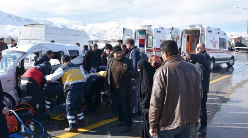 Muş'ta minibüsle hafif ticari araç çarpıştı: 1 ölü, 3 yaralı