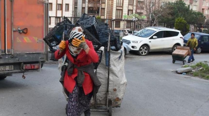 Kadınların ekmek parası mücadelesinde ağır yüklerine esnaf bile yardımcı oluyor