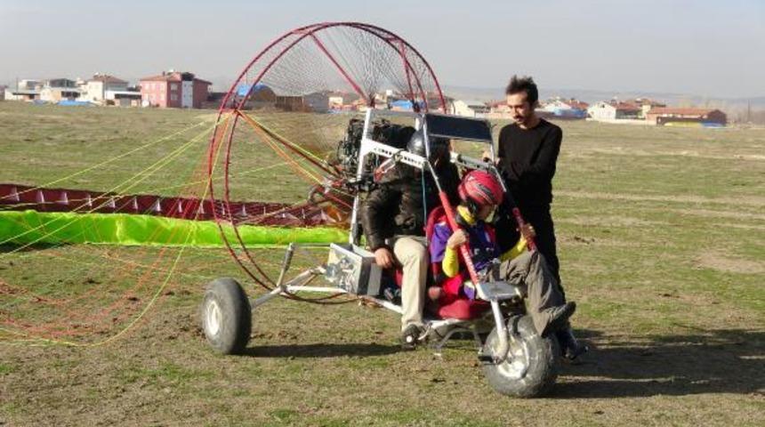 Engelliler paramotorla uçtu