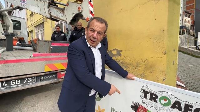 Tanju Özcan, Afgan sığınmacıların kurduğu derneğin tabelasını söktü: Bizden habersiz Bolu’da kimse tabela asamaz