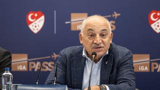 SON DAKİKA: Türkiye Halil Umut Meler'e yumruklu saldırıyı konuşuyor!  Çirkin olay sonrası tüm liglerdeki maçlar süresiz olarak ertelendi!