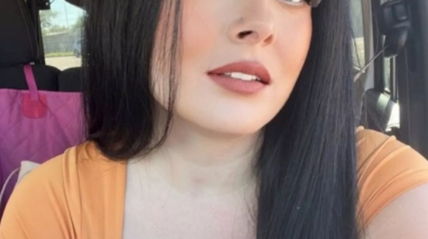 Müstehcen içerikleri nedeniyle açığa alınan öğretmen son pozuyla da olay oldu! Mağazada üstsüz poz verince sosyal medyanın gündemine yerleşti