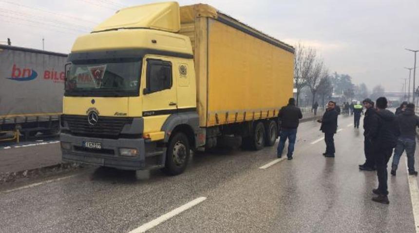 TIR ile çarpışan kamyonetin sürücü yaralandı