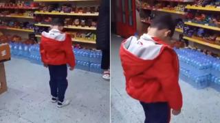 Sabahın erken saatlerinde okula giden bir çocuğun görüntüsü sosyal medyada viral oldu! Marketin ortasında ayakta uyuyakaldı