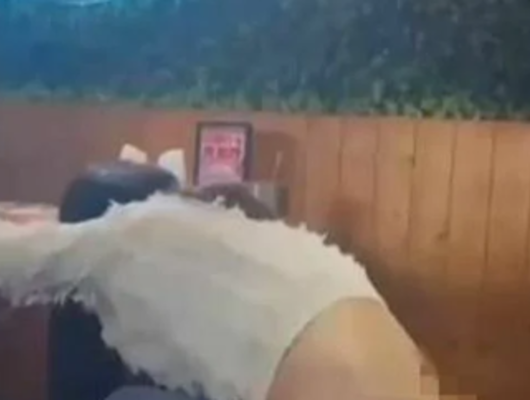 Sarhoş müşteri restoranın ortasında pantolonunu indirip tuvaletini yaptı