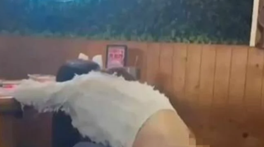 Skandal görüntüler! Sarhoş müşteri restoranın ortasında pantolonunu indirip tuvaletini yaptı