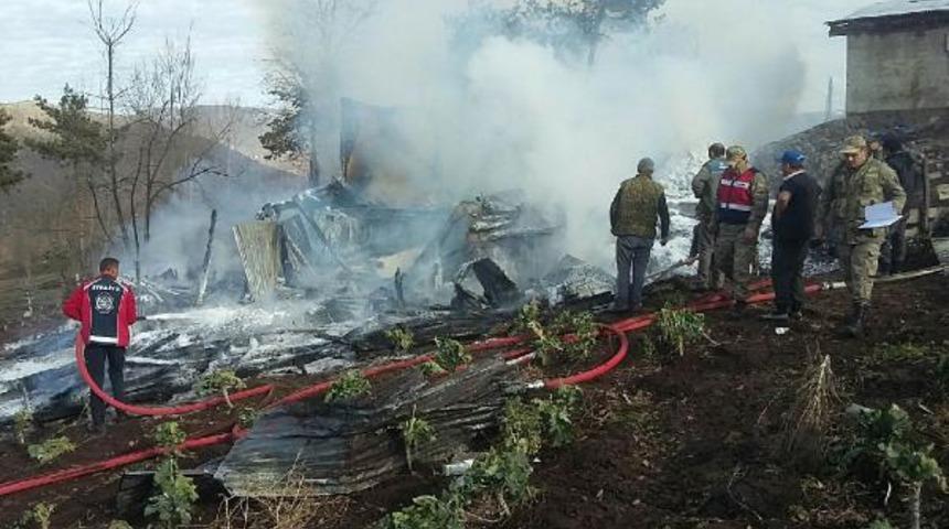 Köydeki yangında 3 çocuk öldü (2)
