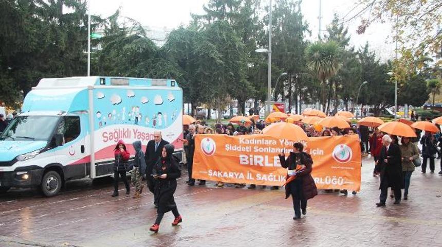 Sağlık çalışanları kadına yönelik şiddete tepki için yürüdü