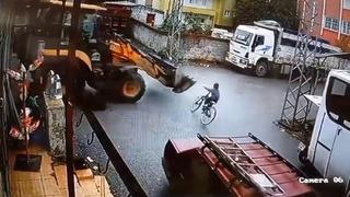 Korkunç kaza kamerada! 9 yaşındaki çocuk, iş makinesinin altında kaldı