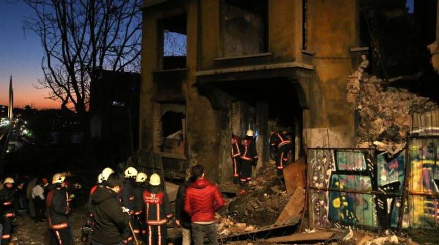 Beyoğlu'nda, çöken tavanın altında kalan kişi öldü(GENİŞ)