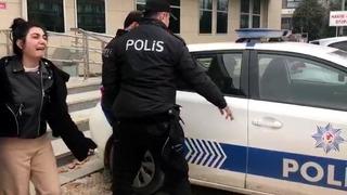 Babası tutuklanınca gözyaşlarına boğuldu! 'O kadar suç işleyene bir şey yapmıyorsunuz'