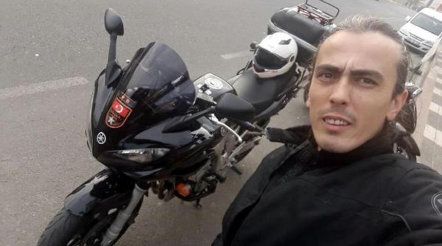 Otomobilin metrelerce sürüklediği motosikletli genç öldü