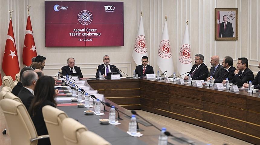 Asgari ücrette son dakika haberi | Bu yıl bir ilk yaşanıyor! 'Son derece önemli hamle' dedi, o detaya dikkat çekti: "Bir uzlaşma çıkmadığı taktirde..."