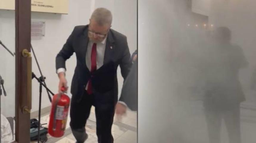 "Hanuka" mumlarını yangın tüpüyle söndürdü