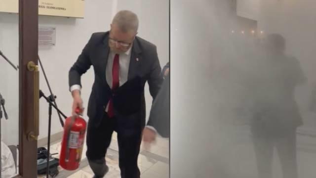 Hanuka mumlarını yangın tüpüyle söndürdü