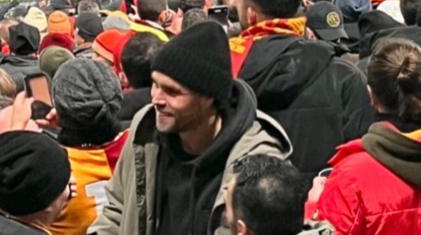 Kopenhag ma&ccedil;ında trib&uuml;nde tanıdık y&uuml;z! Elmander, Galatasaray'ı desteklemek i&ccedil;in stadyumda yer aldı