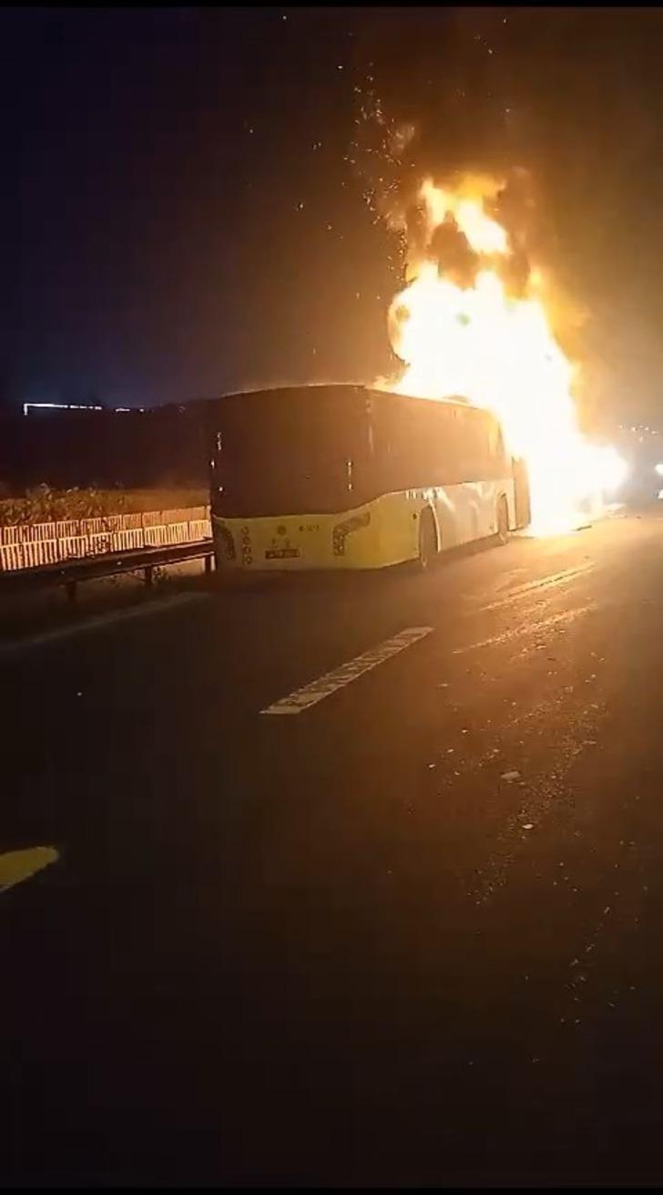 Seyir halindeki yolcu otobüsü birden alev topuna döndü! İstanbul'da sabah sabah korku dolu anlar: Can havliyle kendini araçtan attı