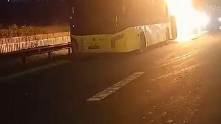 Seyir halindeki yolcu otobüsü birden alev topuna döndü! İstanbul'da sabah sabah korku dolu anlar: Can havliyle kendini araçtan attı